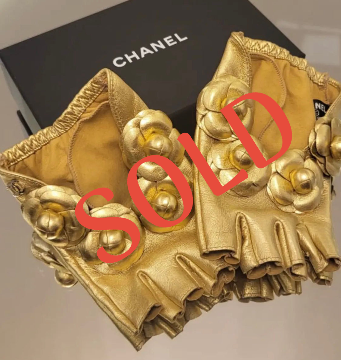 Chanel 2020 New in Box Gold Metallic Camellia Appliqué Fingerless Gloves Size 8